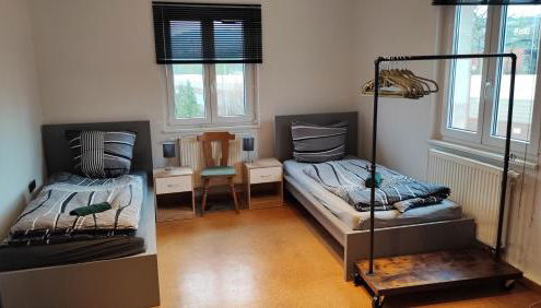 Monteurwohnung bei Würzburg fünf Schlafzimmer bis 10 Personen incl eigenen Parkplätzen und WLAN - Grill nur Einzelbetten - Foto 2
