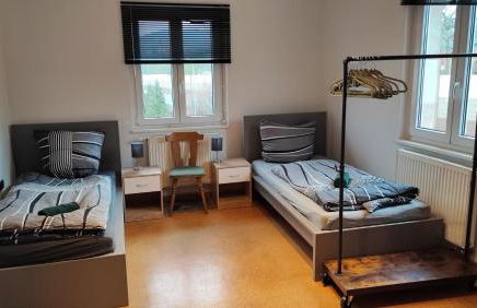 Monteurwohnung bei Würzburg fünf Schlafzimmer bis 10 Personen incl eigenen Parkplätzen und WLAN - Grill nur Einzelbetten - Foto 2