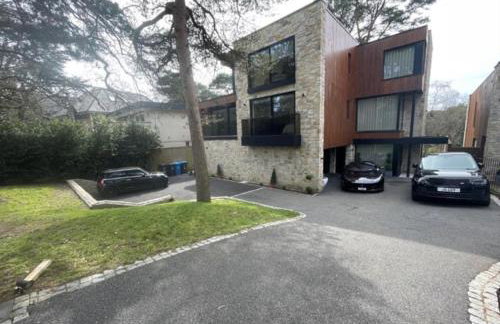 Luxury Villa - Hot Tub - Exclusive Offers - Amar Luxury Stays - Photo 3