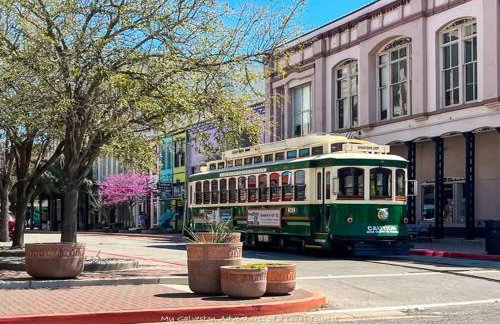 4BR Boutique Coastal Home, Walk to Beach and The Strand, Sleeps 10 - Foto 74