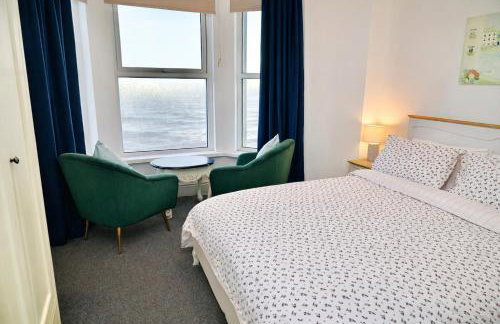 Bay View, Sleeps 18, 7 Bedrooms, 7 Bathrooms, Seafront, Criccieth - Foto 32