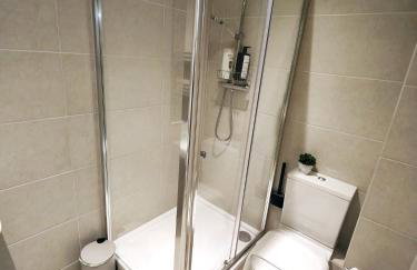 Luxurious 3 bed Ensuites & kitchenettes Nr LGI Hospital & Uni - Free 5G WIFI & Netflix Short Stays - Contractors Free Parking - Foto 13