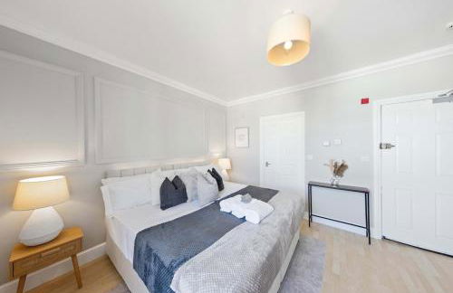 Modern King Bed WiFi Kitchen Perfect for Long Stay - Foto 3