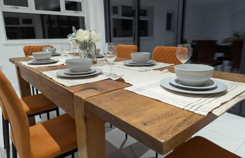 Large 4 Bed Hse, Sleeps 7, 3 BTH, Drive PRKG-4 Cars, M4-A329, Shinfield Studios, 10mins, Reading, Ascot & Legoland 20mins, Film Crew, Contractor & Family Friendly - Foto 9