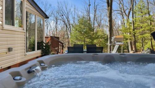 Pocono cabin with hot tub and private pool at Shawnee Mtn - Foto 3