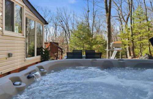 Pocono cabin with hot tub and private pool at Shawnee Mtn - Foto 13