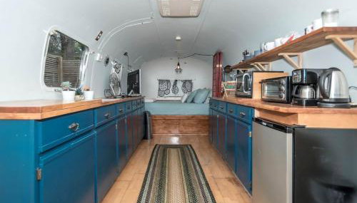 Sleek Retro Airstream Rental for Glamping for Two near Downtown Austin - Foto 2
