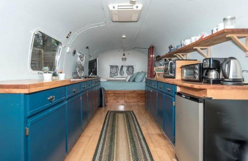 Sleek Retro Airstream Rental for Glamping for Two near Downtown Austin - Foto 2