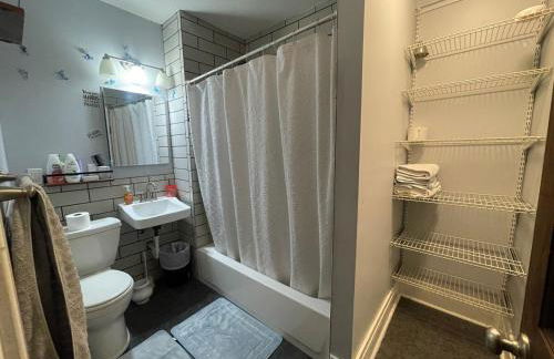 Buffalo 4BR Home 5 Beds, Near Airport & Downtown - Foto 28