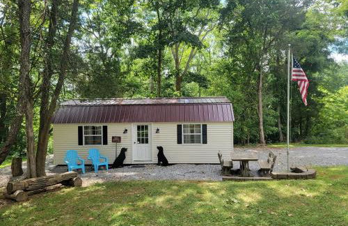 Private Pet-Friendly Cabins with Fire Pit for Nature Escapes in Clear Spring, Maryland, for Memorable Family Glamping Trips - Photo 12