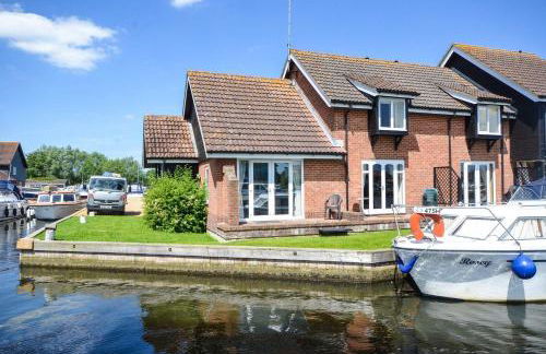 Cavell - sleeps 2 people right in the heart of Wroxham on the Norfolk Broads - Photo 1