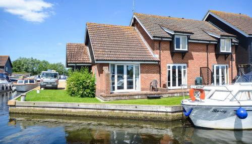 Cavell - sleeps 2 people right in the heart of Wroxham on the Norfolk Broads - Foto 1