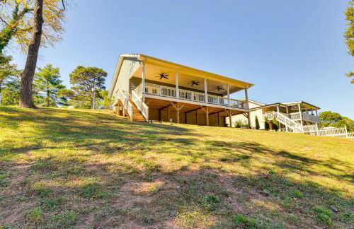 Waterfront Lake Hickory Retreat with Private Dock! - Foto 24