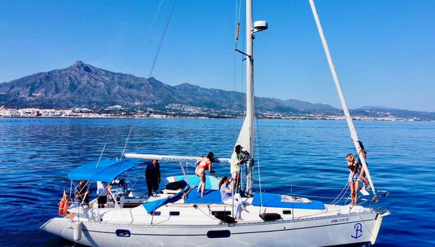 Paseo en velero por Puerto Banús - Foto 2, Disfrutando del paseo en velero por Puerto Banús