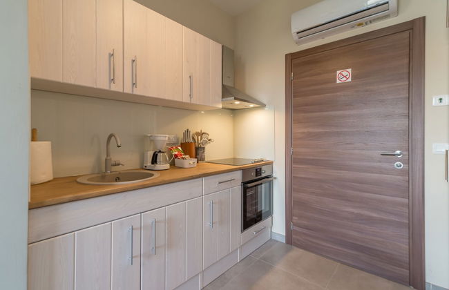 Luxurious Suites Elegance - Photo 21