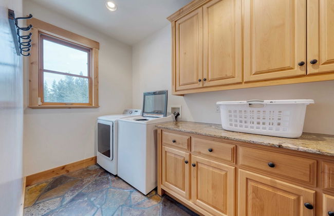 5 Mins to Ski Resort Ping Pong, Pool Table, Deck Donner Ridge by Avantstay - Foto 34