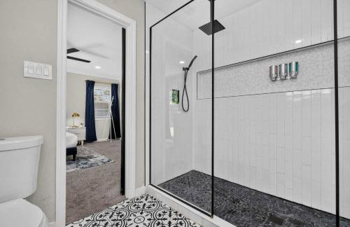 Perfect Getaway Home w Pool Jacuzzi Cinema Room - Photo 17