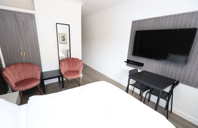 VR Apartments - Photo 15