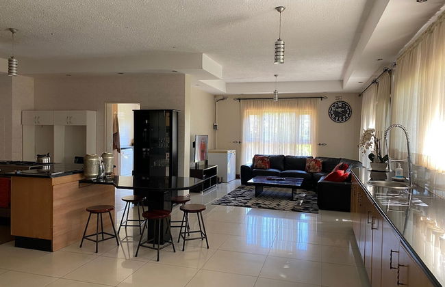 Luxurious 4 bed With Pool in Helensvale - 2255 - Foto 27