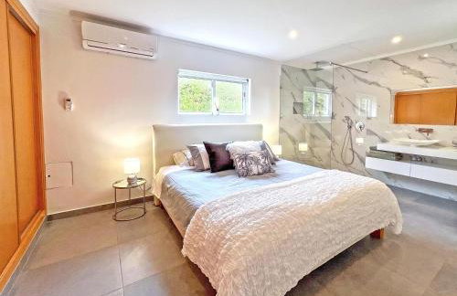Beautiful 4-Bedroom Villa with Garden and Pool - Foto 15