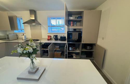 Detached 4BR House - Private Garden, Garage & Parking - Perfect for Long Stays, Families, Contractors - Photo 6