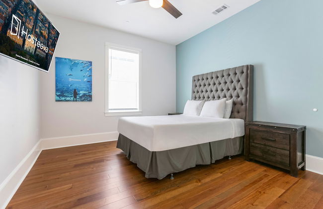 Modern 4 BR Condo with Balcony & Pool - Near FQ - Foto 11