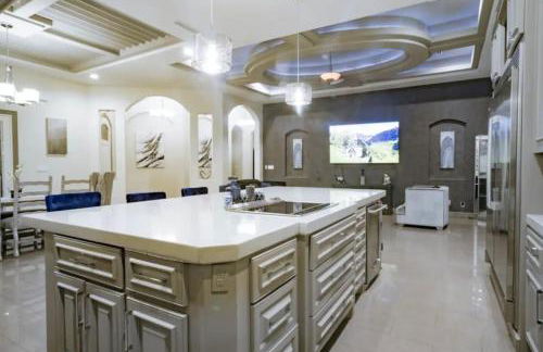 4 Bedrooms Pool Game room Massive Kitchen - Photo 25