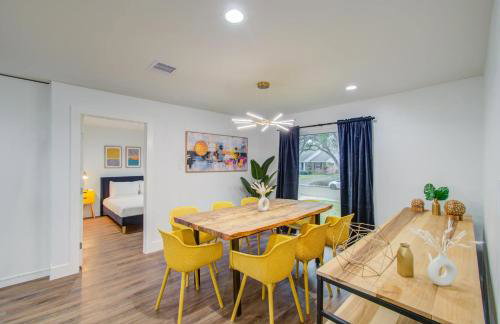 5-BD Modern Central Getaway w Hot Tub - Mins to DT - Foto 8