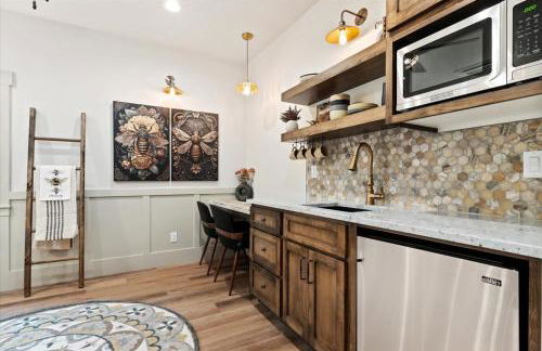 The Bee Room - Cozy Retreat on Midway Main Street - Photo 4