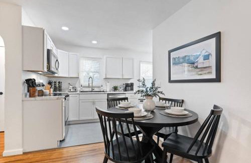 Urban Oasis Cozy Home Near Downtown with Game Room and Firepit - Foto 12