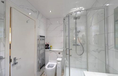 A cosy & stylish two-bed bungalow with garden & parking, close to a shopping centre, motorways and bus stops - Foto 15