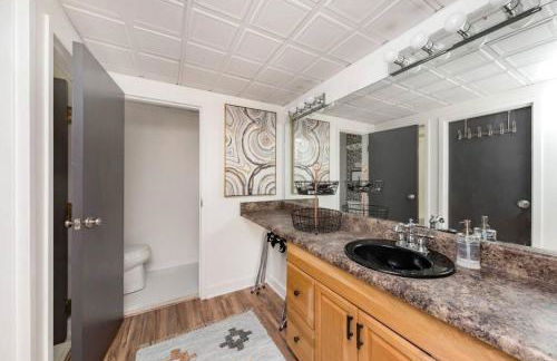 Music Row Retreat with Pool and Free Parking, Walk to Bars! - Foto 18