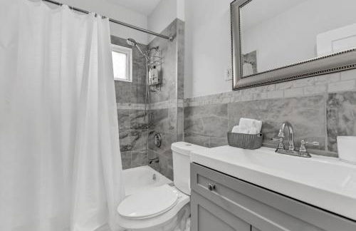 Renovated Main Floor Large 3 Bed House - Photo 26