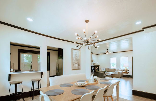 Cozy 6BR Home Near Plaza Dist -sleeps 15 - Photo 1