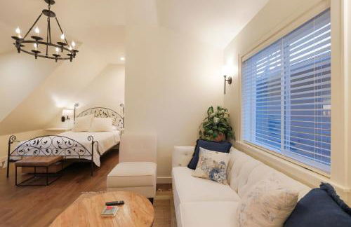 New Tudor Cottage one block from Chico State and downtown with private garage - Foto 28