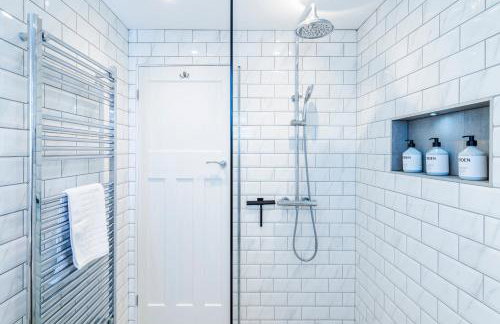 Cozy 3 Bedroom Terrace Cottage in Epsom - Photo 15