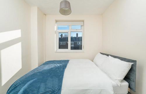 Stylish 3 Bed Home with Gardens Fast Transport Links - Foto 15