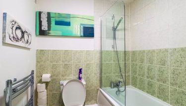 Newly Refurbished Home fit for to 7 family members, Groups, Contractors Centre of Bradley Stoke - Foto 3