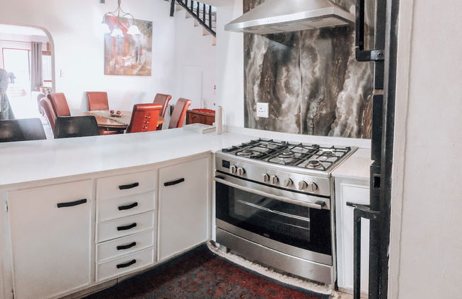 Serene Thatched Roof Retreat in Faerie Glen, Pretoria - Foto 14