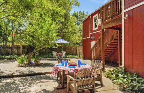 Cozy Riverfront Cabin Just Steps to the Russian River with Beach Access & Wood Stove - Foto 1