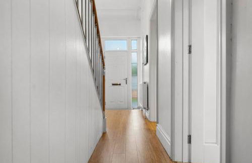 Perfect Booking 4 Bed Home in Cheltenham - Photo 16