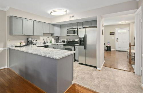 4BR Townhome, Close to Shops & Restaurants, 40 Mins to DC - Foto 7