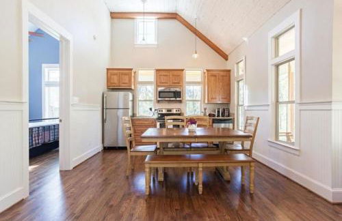 Victorian Cabin Rental with Outdoor Fireplace and Bearpen Creek Views near Dallas, Texas - Foto 9