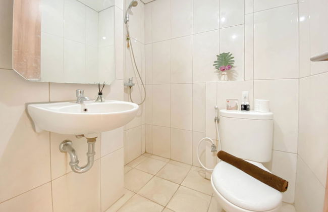 Homey and Simply Studio Apartment at The Nest Puri - Foto 15