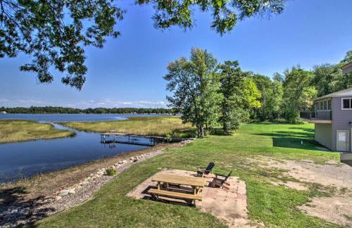 Lakefront Retreat with Dock and Game Room and Deck - Foto 36
