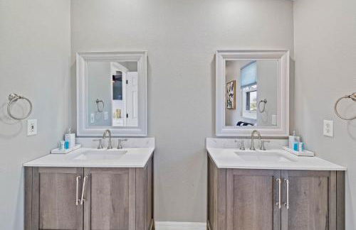 5 Bed3bath waterfront pool home with full gym, office, and heated pool! - Foto 8