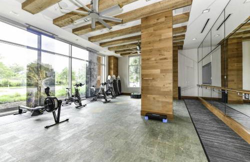 Urban 2BR Oasis with Scenic Rooftop and Gym - Foto 48