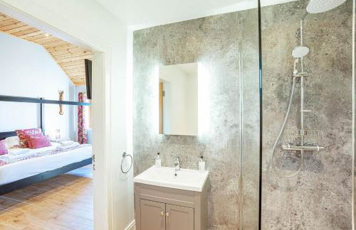 Kestrel Lodge 6 with Hot Tub - Photo 19