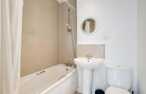 Modern & comfortable 4 bed house - Photo 6