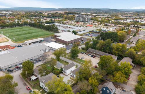 Campus Core-Half mi to Bud Walton-2 mi to Downtown - Foto 24